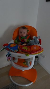 Une chaise, une table, un bureau?