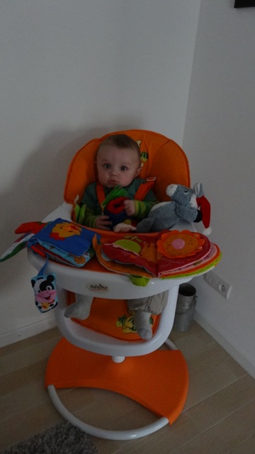 Une chaise, une table, un bureau?